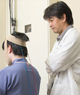 ｔDCS（経頭蓋直流電気刺激）による局所性ジストニアの治療研究に携わる、花川隆先進脳画像研究部長