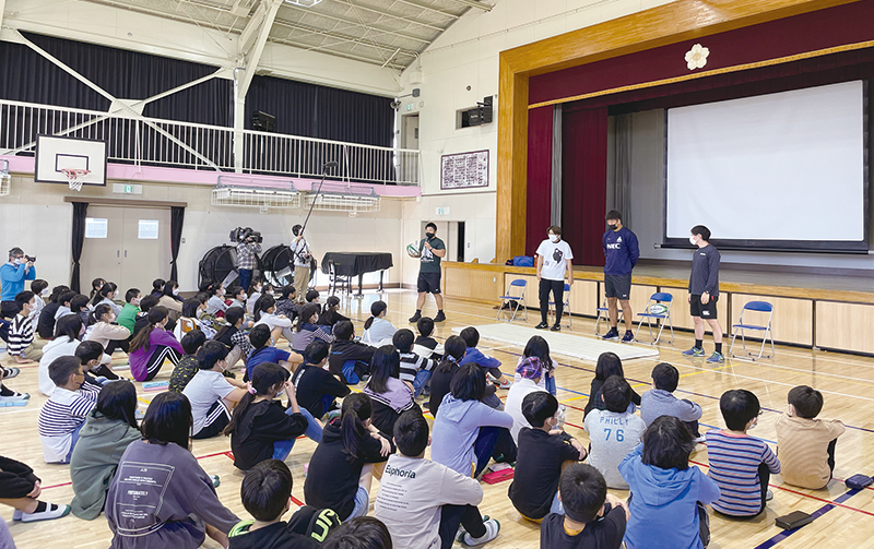 体育館で小学生に講義をしている様子