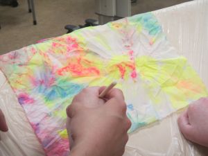 発光塗料を使用して絞り染め