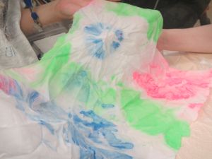 発光塗料を使用して絞り染め