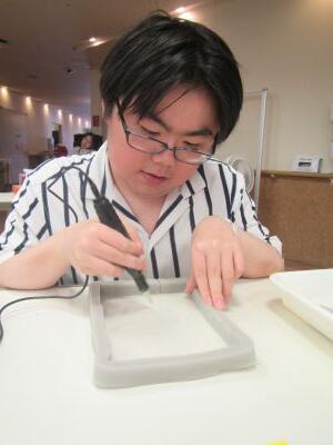 電動ルーターを使用しているところ