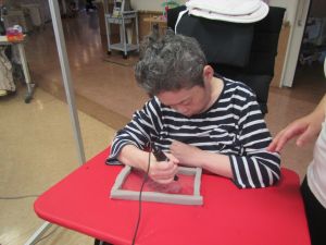 電動ルーターを使用しているところ