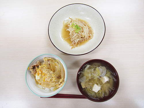 調理実習で作った食事の写真