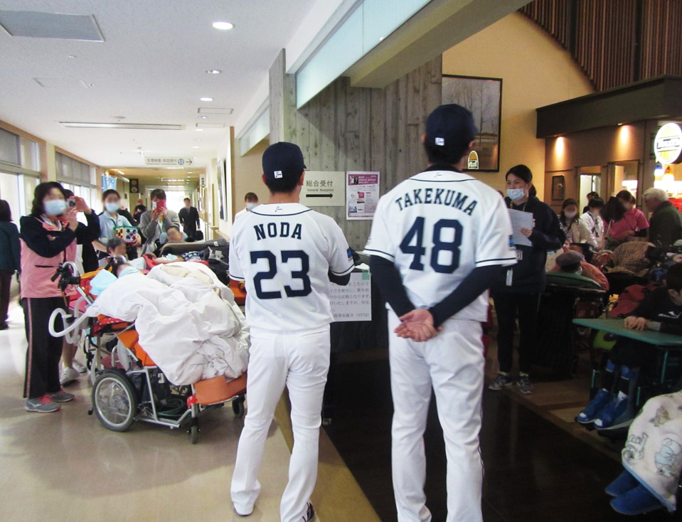 武隈祥太投手、野田昇吾投手見学中の様子