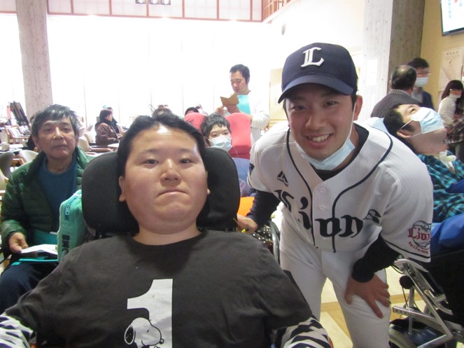 野田昇吾投手と患者さんの写真