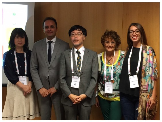 左からDr. Yuko Higuchi (日本)、Dr. Mohammad Arbabi (イラン)、住吉太幹 部長、Dr. Armida Mucci (イタリア)、Dr. Giulia Giordano (イタリア) の集合写真