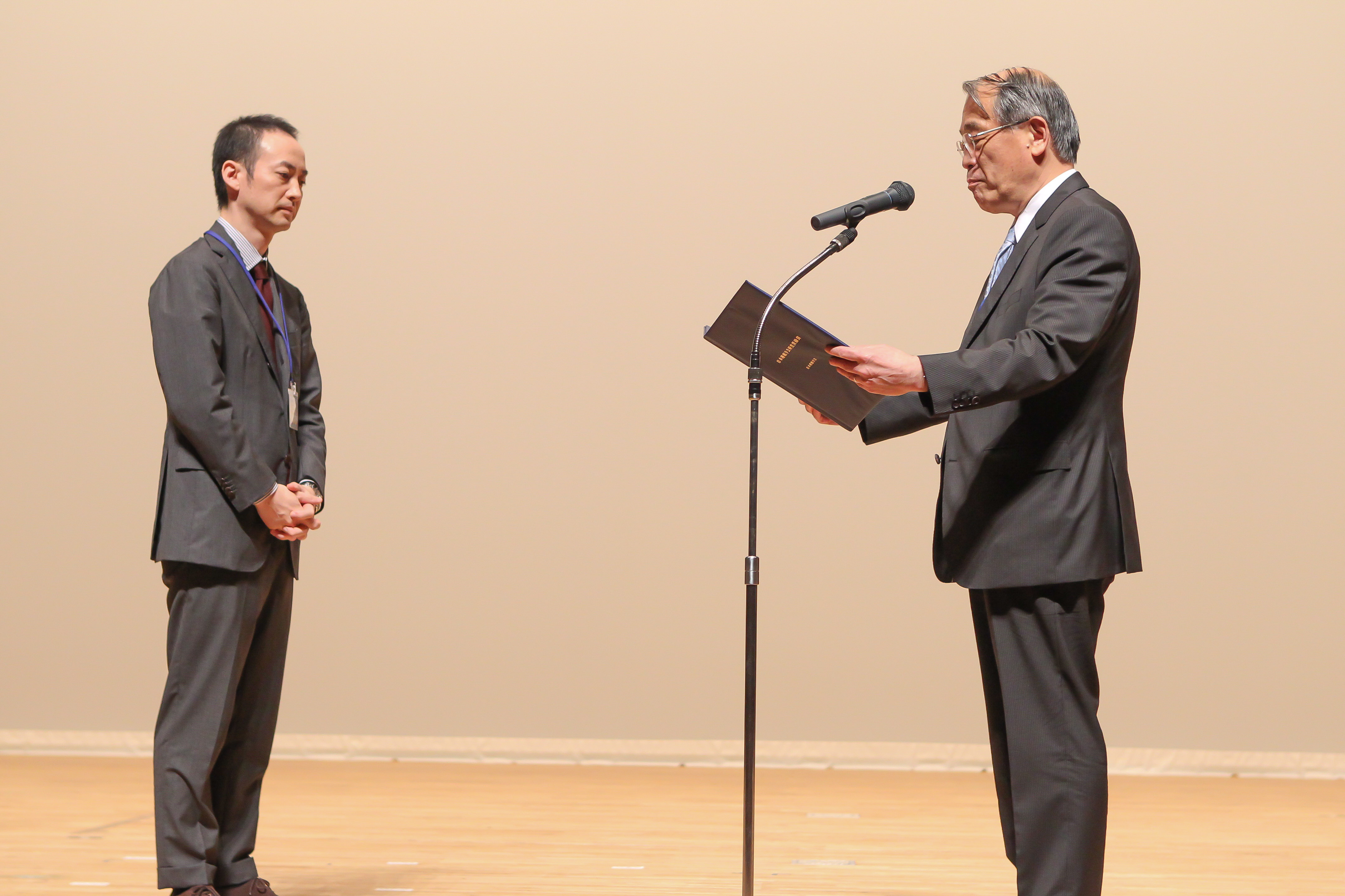 表彰を受ける吉池卓也研究生（写真提供：日本睡眠学会）