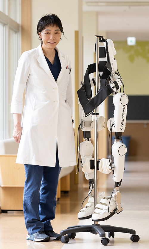 松井彩乃医長とロボットスーツHAL®の写真