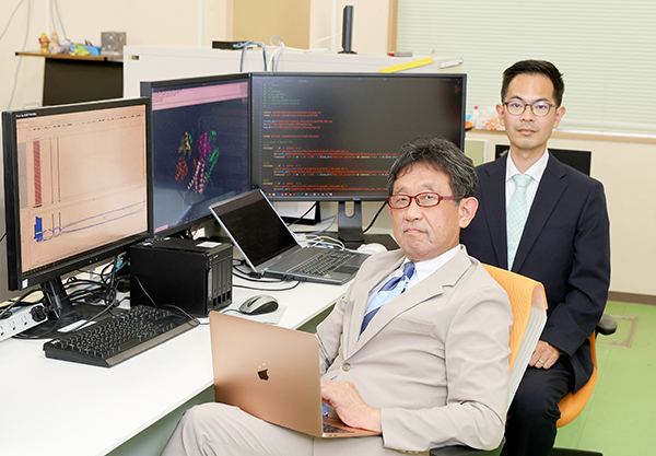 メディカル・ゲノムセンター（MGC)飯田有俊室長と船隈俊介研究員の写真