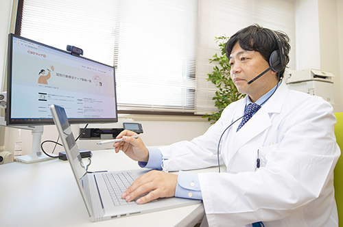 久我 弘典 CBTセンター長が遠隔CBTを行う様子の写真