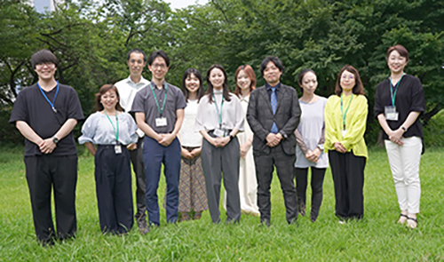 研究部のメンバーの集合写真