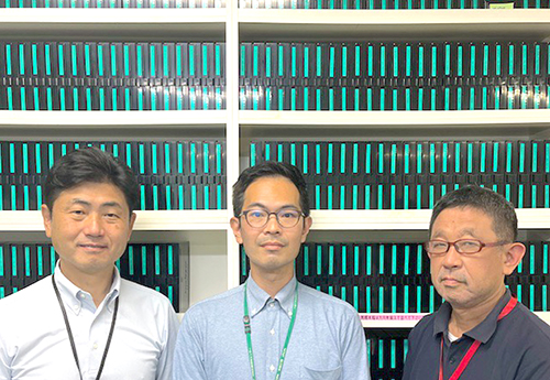 写真左より、西野一三 部長、船隈俊介 研究員、飯田有俊 室長