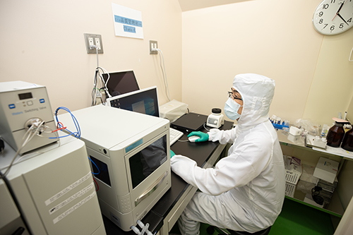 図1合成したPET薬剤を検査する様子