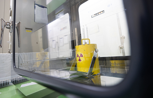 検品を待つPET薬剤