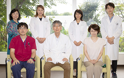 臨床脳画像研究部のメンバー 前列左／神林 聡 研究員、前列中央／髙野 晴成 部長