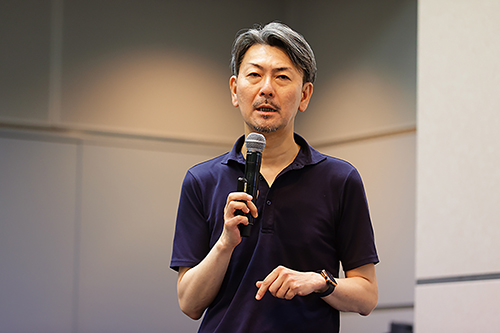 講義をする薬物依存研究部長の写真