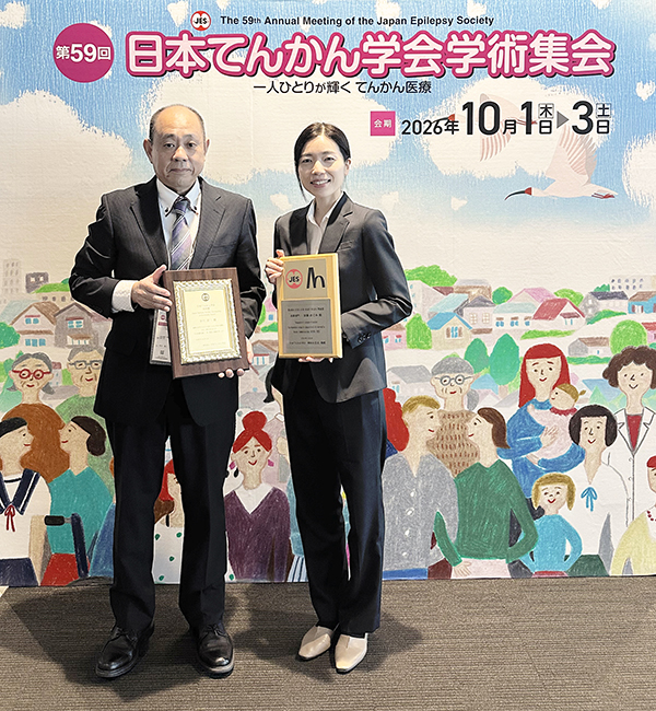 安藤室長と、奨励賞受賞の中川副病院長の写真