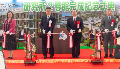 テープカットの様子（理事長、厚労省審議官、小平市長、東村山市長）