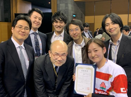 YIA最優秀賞受賞後、正門大会長を囲んだ集合写真