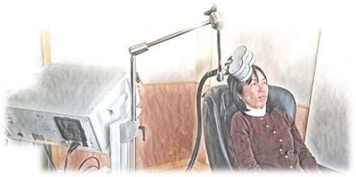反復経頭蓋磁気刺激（rTMS）使用中の患者イラスト